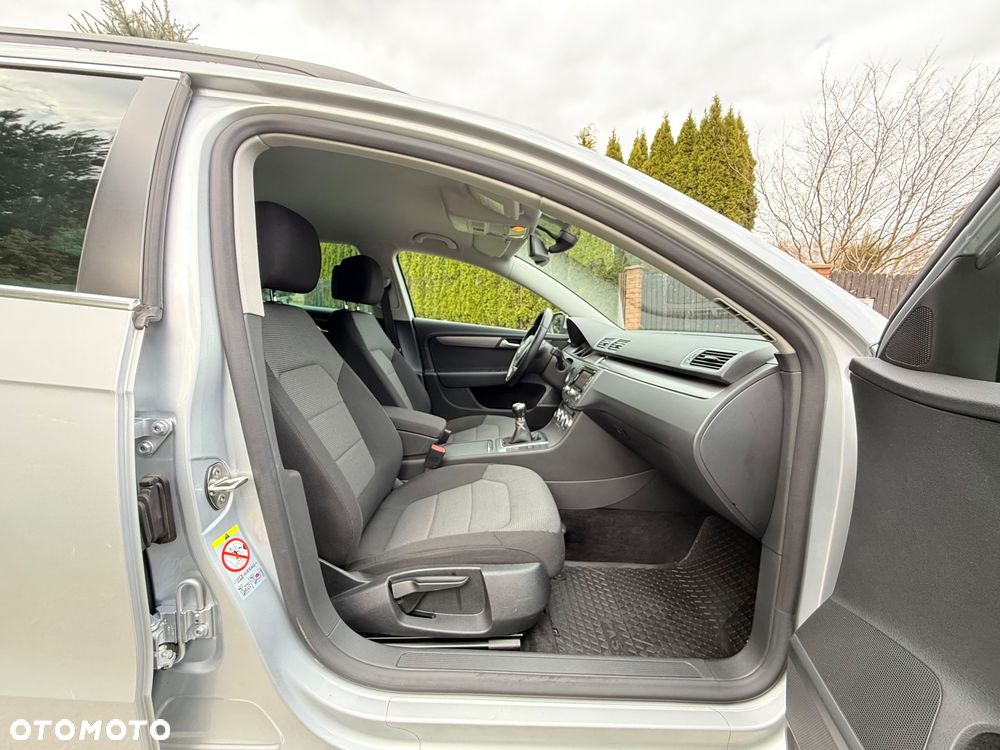 Volkswagen Passat 1.6 TDI DPF BlueMot Highline - 25