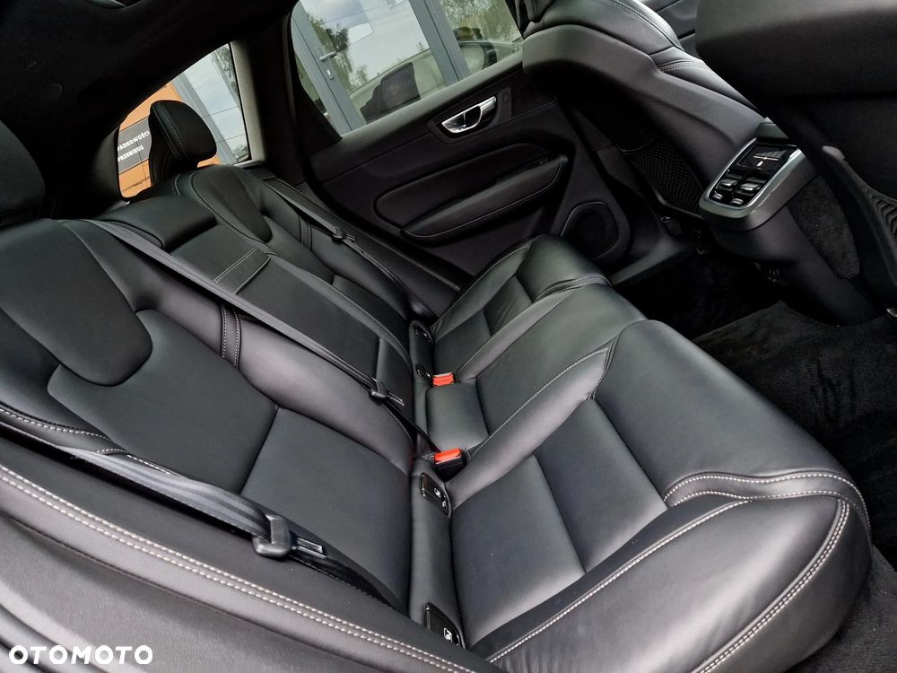 Volvo XC 60 B4 B Plus Dark - 25