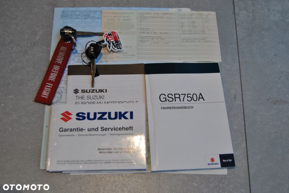 Suzuki GSR - 23