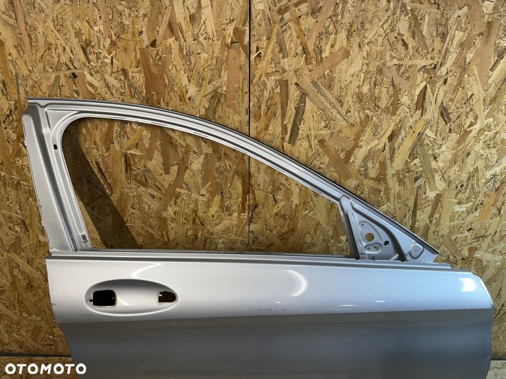 Przednie prawe drzwi Mercedes 205 - 2