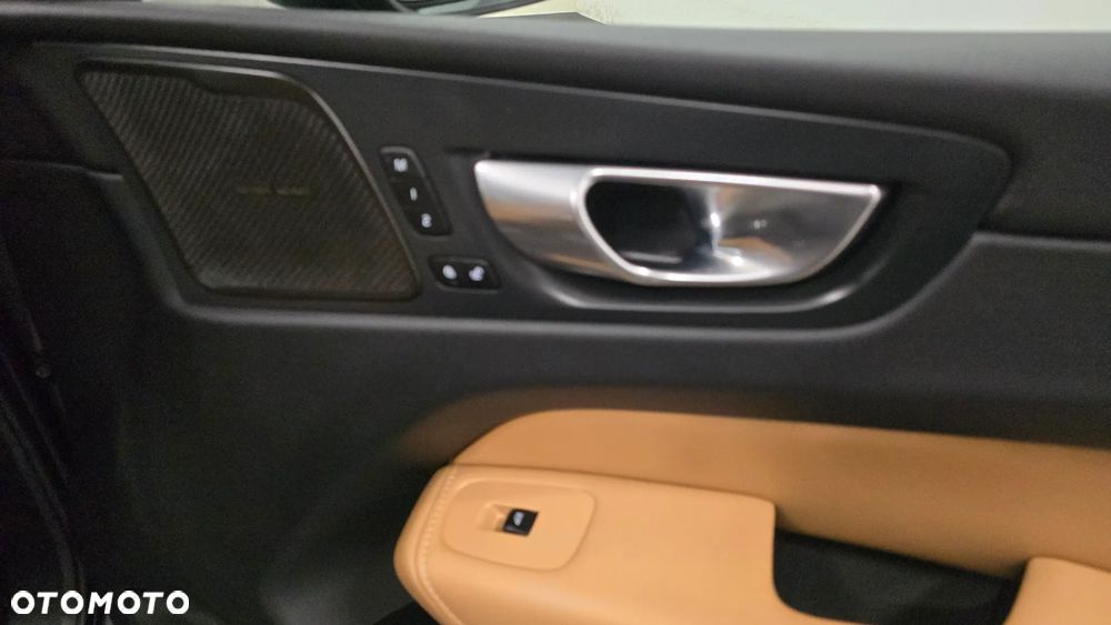 Volvo XC 60 B4 D AWD Plus Dark - 20