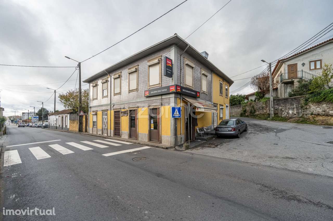 Prédio com habitação, serviços e garagem - Centro de Alfena, Valong... - Grande imagem: 2/41