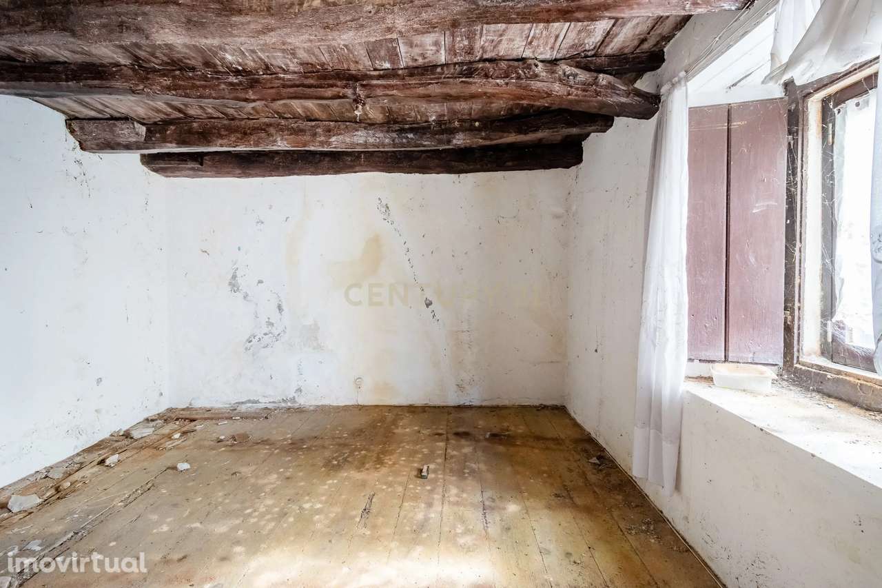 Moradia em ruína, dentro das muralhas em Óbidos - Grande imagem: 5/17