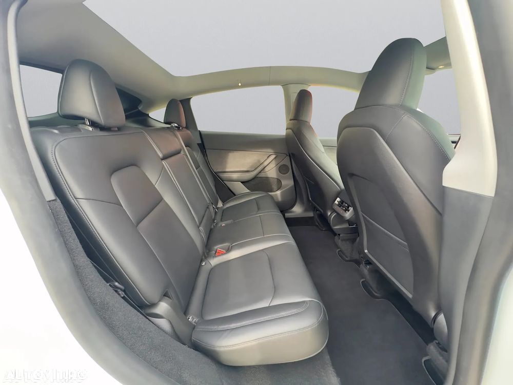 Tesla Model Y - 16