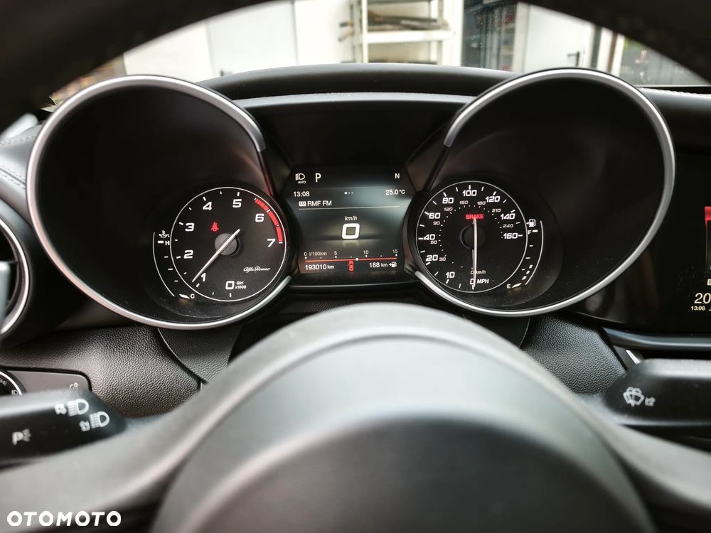 Alfa Romeo Giulia 2.0 Turbo 16V AT8-Q4 Veloce Ti - 11