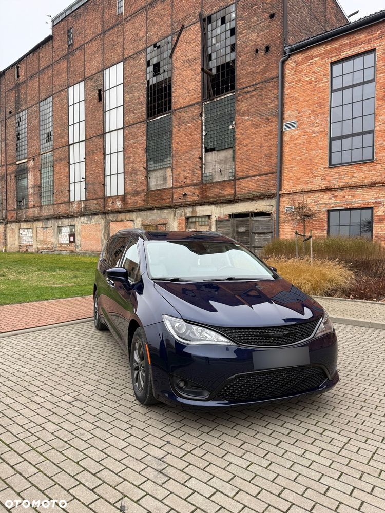 Chrysler Pacifica - 2