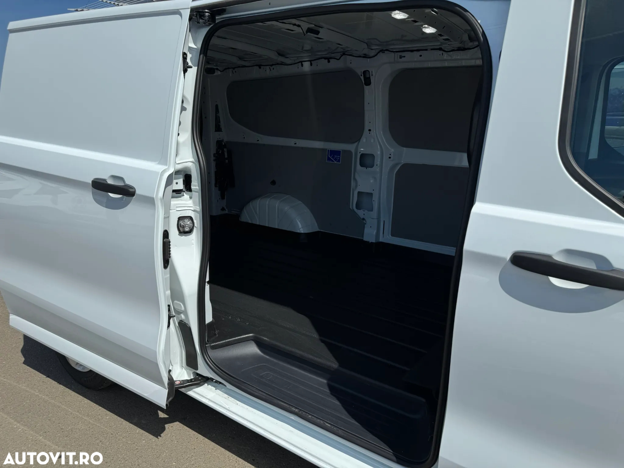 Ford Transit Custom Bus 320L 2.0 EcoBlue 136 CP 6MT L2H1 FWD Titanium - 15