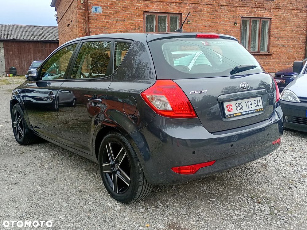 Kia Ceed - 12