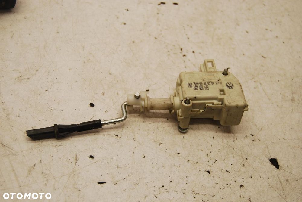 SIŁOWNIK KLAPKI WLEWU PALIWA 1T0810773A VW TOURAN CROSS LIFT TOURAN I 1T0810773 - 2