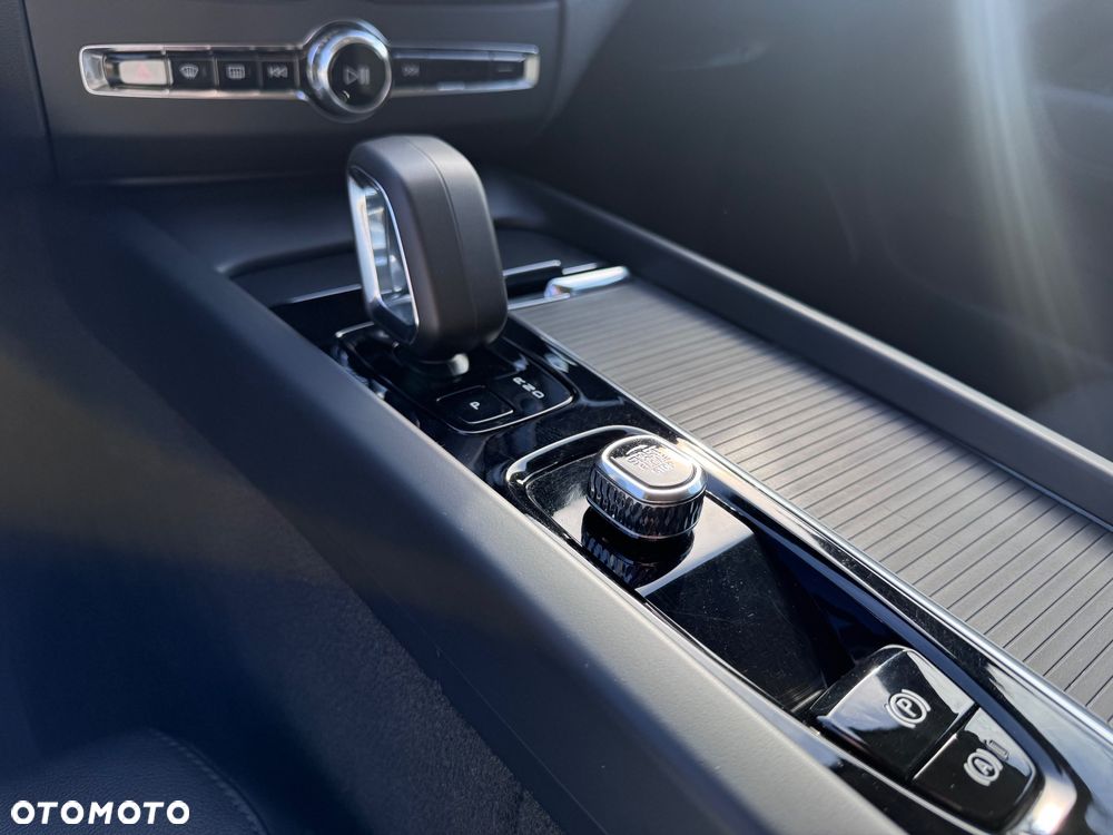 Volvo XC 60 B5 B AWD Ultimate Dark - 12