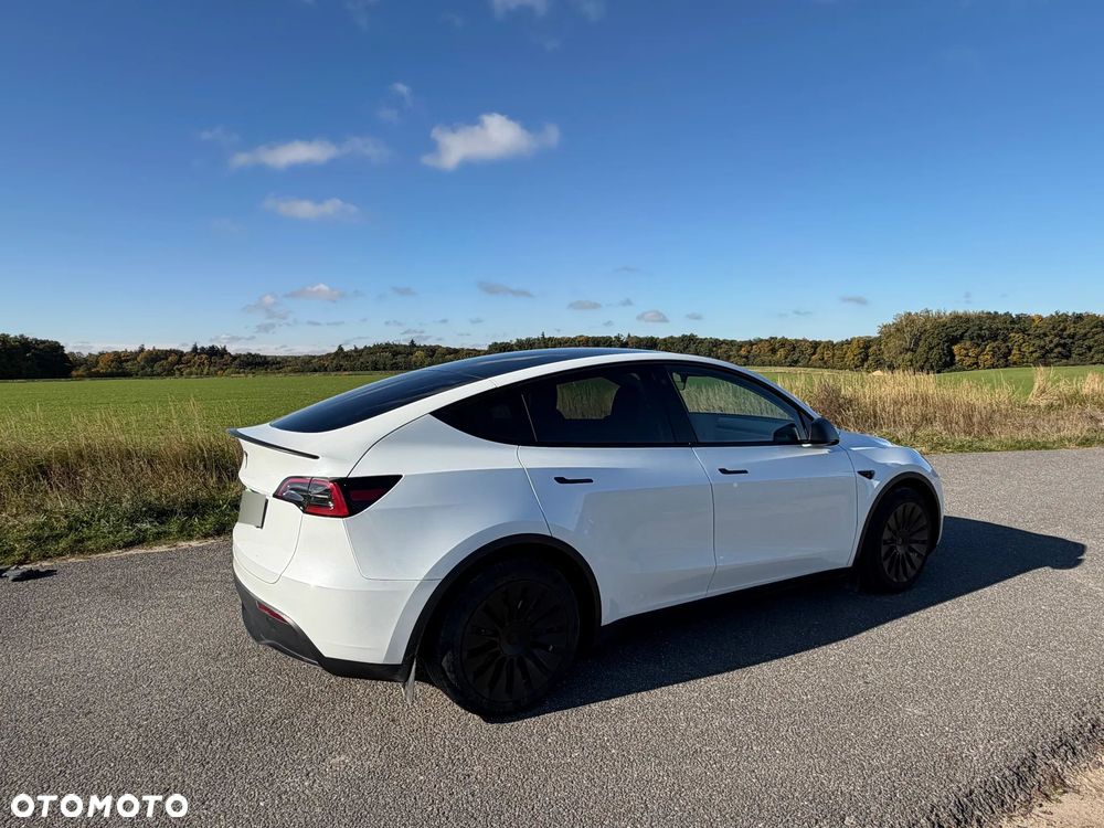 Tesla Model Y Long Range AWD - 11