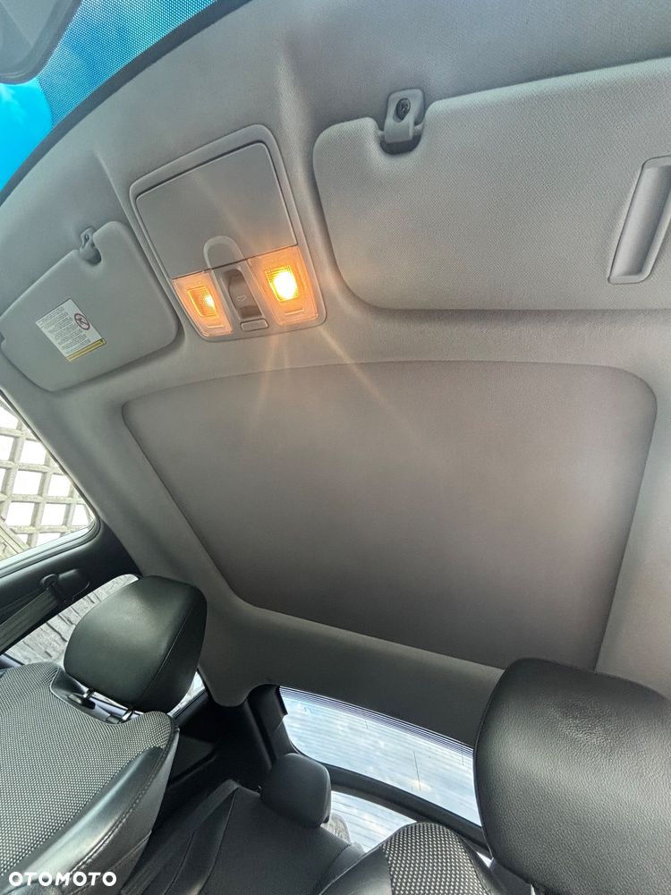 Hyundai Veloster - 8