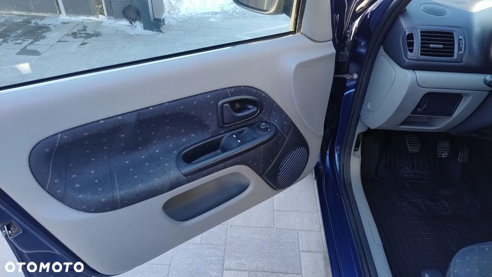 Renault Clio 1.2 16V Confort Authentique - 9