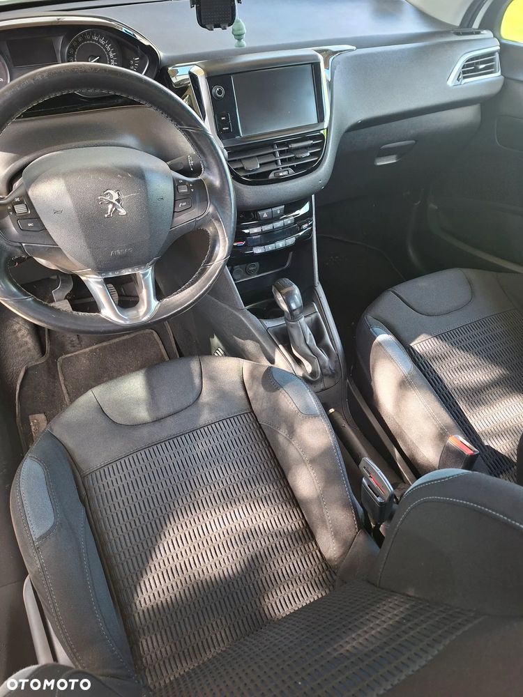 Peugeot 208 - 17