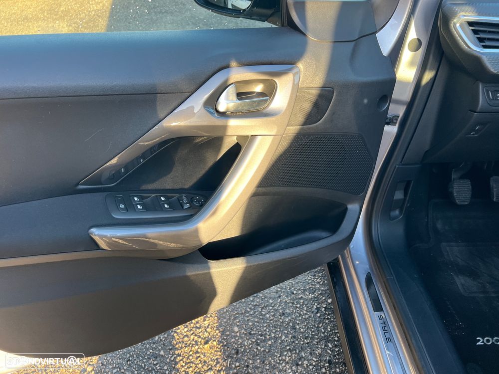 Peugeot 2008 1.2 PureTech Style - 12