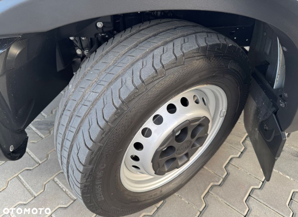 Iveco Daily 2022r‼️35S18‼️ 3.0 HI-MATIC Kontener 9 Palet Niski przebieg ‼️TEMPOMAT Aktywny Full LED Salon Polska Poduszki Pneumatyczne 4.50x2.20x2.20 z tyłu drzwi NAVI 3.5T Bogata Wersja Lekka zabudowa - 22