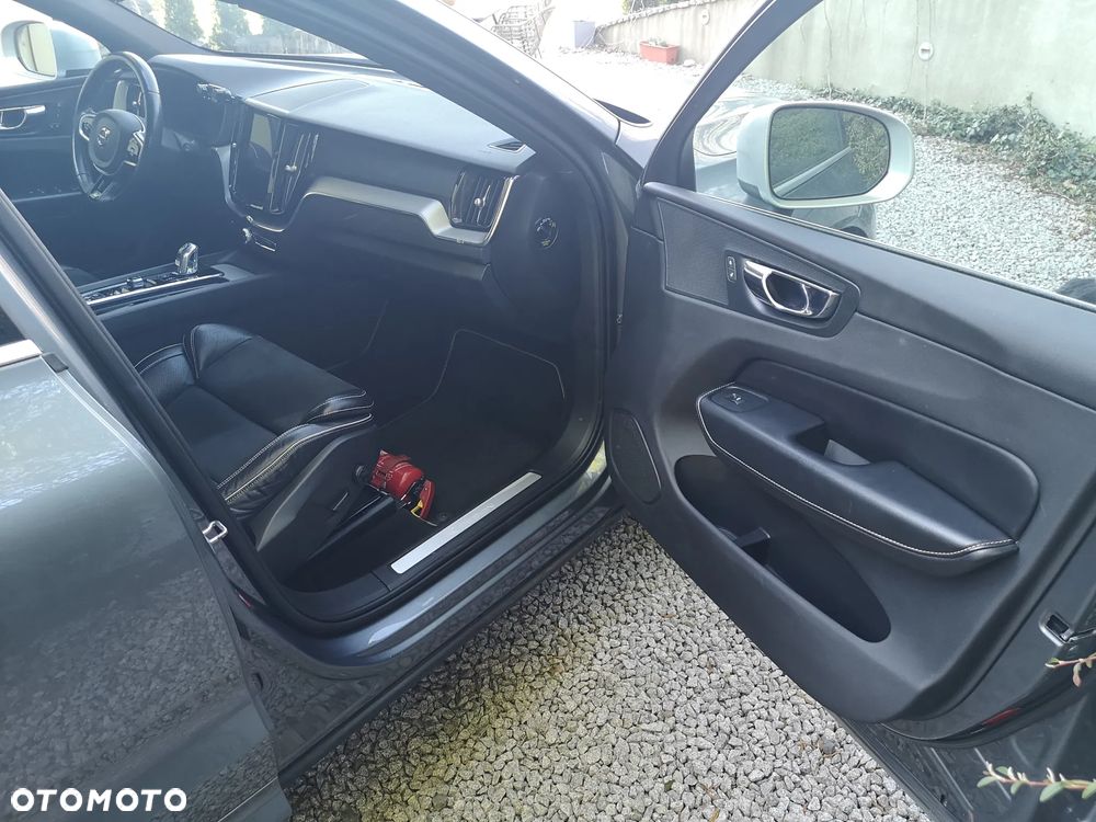 Volvo XC 60 T8 AWD Plug-In Hybrid R-Design - 17