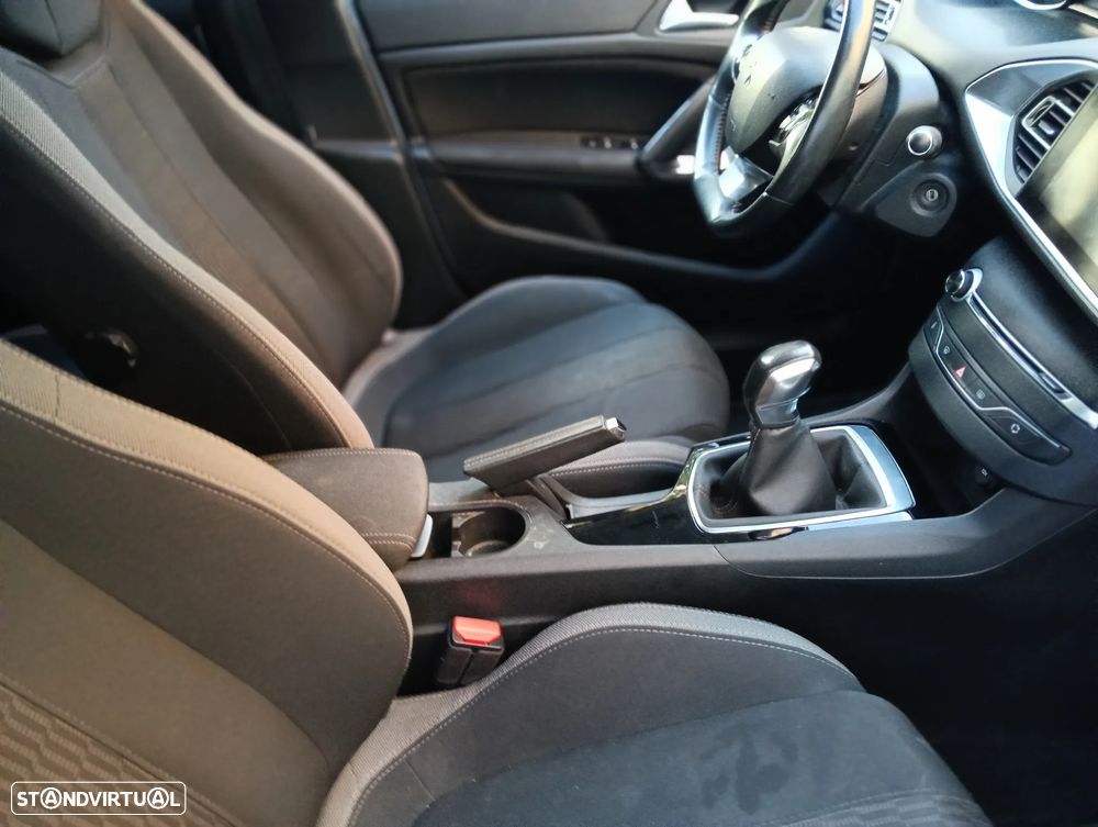 Peugeot 308 1.2 PureTech Style J17 - 17