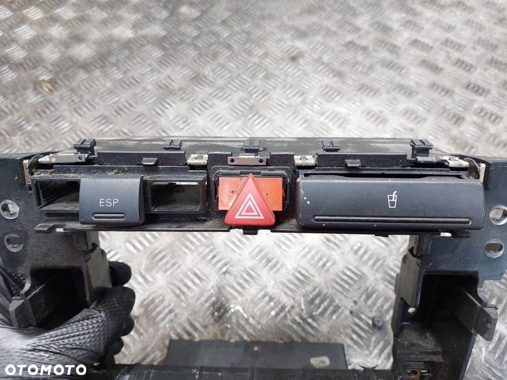 UCHWYT NA KUBEK CUPHOLDER + PRZEŁĄCZNIK AWARYJNYCH AUDI A6 C5 4B0941509D - 2