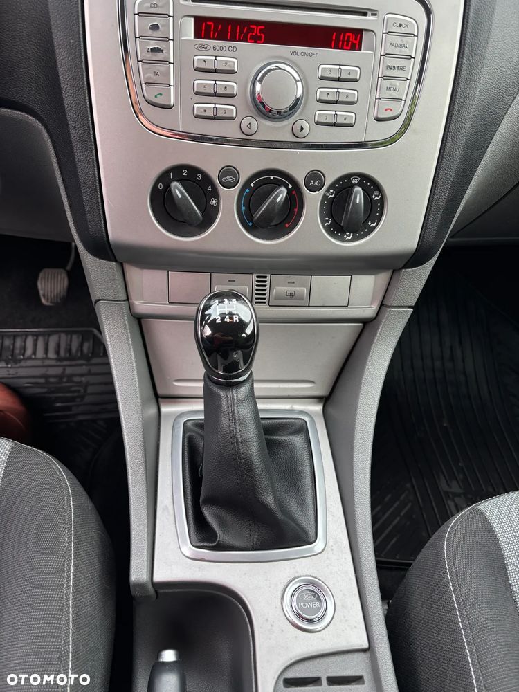 Ford Focus 1.8 Sport - 17