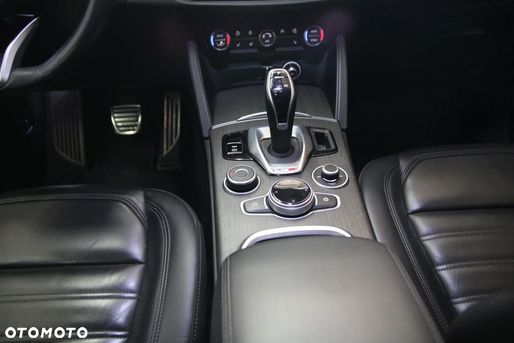 Alfa Romeo Stelvio 2.2 JTDM TI Q4 - 13