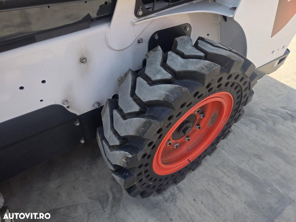 Bobcat S510, 2025, NOU, ridica 800kg, Masa operationala 3t, ANVELOPE PLINE, cabina inchisa cu AER CONDITIONAT, latime 1,7m, lungime 3,3m, inaltime 2m, motor KUBOTA 50CP, cupla rapida, furci, Jouystickuri, posibil leasing 4 ani-PROMOTIE 42.900 EUR+Tva - 19