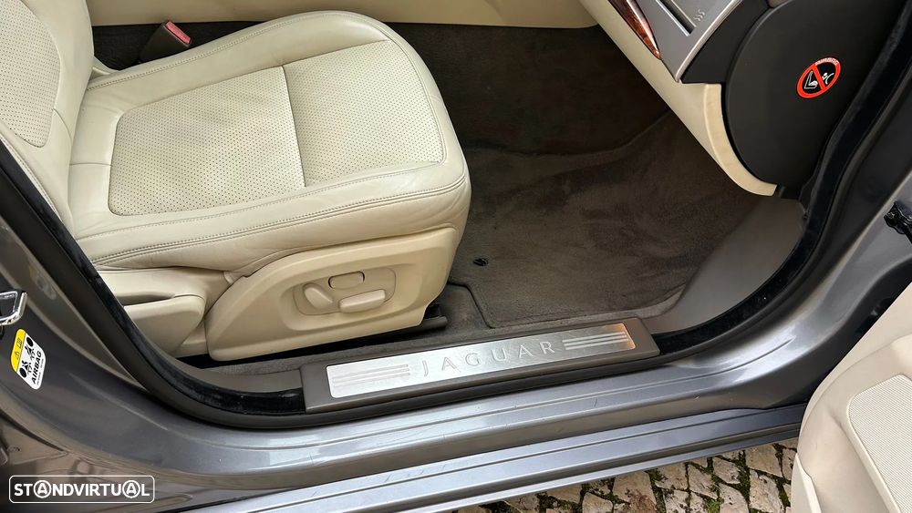Jaguar XF 2.7 D V6 Premium Luxury - 31