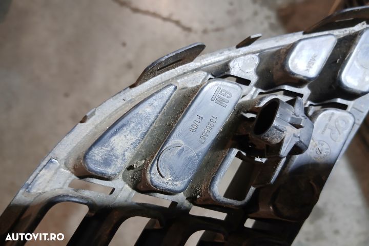 Grila bara fata centru 13266567 13266567 Opel Astra J [2009 - 2012] S - 3
