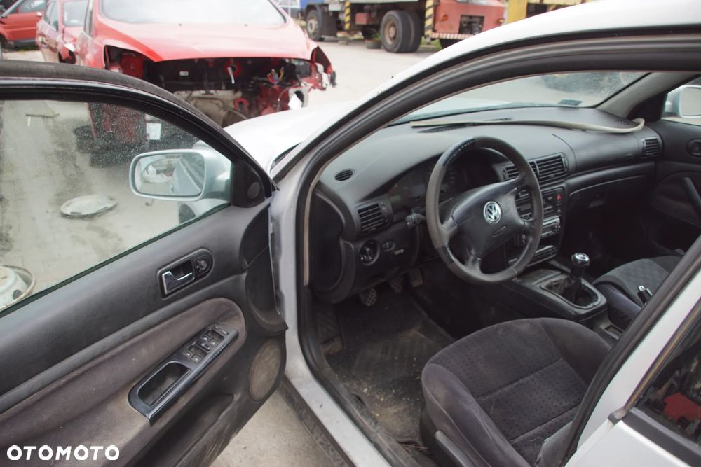 Auto na części - Volkswagen Passat B5 1.9 TDI 115 KM AJM DUK LB7Z 2000R Silnik Skrzynia Drzwi Maska Błotnik Klapa Zderzak Lampa Lusterko Klamka Szyba Deska Kokpit Sterownik Moduł Czujnik Licznik Panel Kierownica - 10