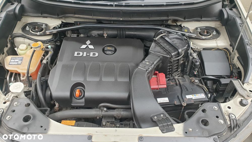 Mitsubishi Outlander 2.0 DI-D 4WD Invite - 27