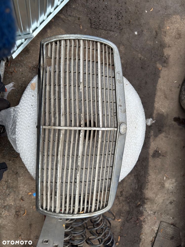 MERCEDES W123 GRIL ATRAPA - 1