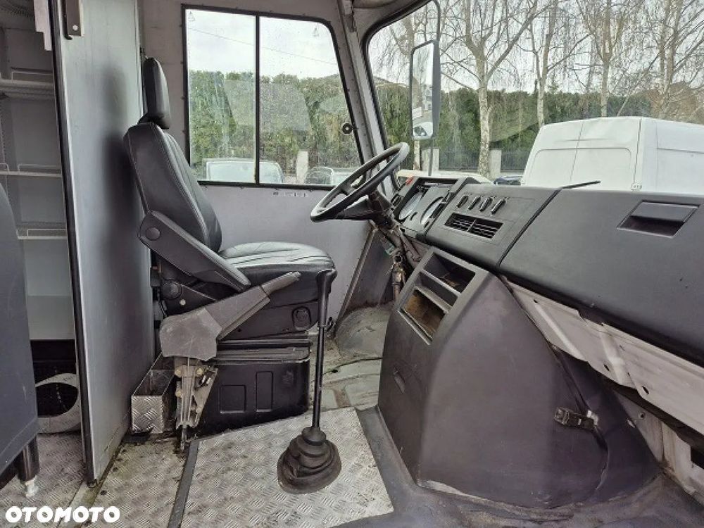 Mercedes-Benz Food Truck, 609 D - 5