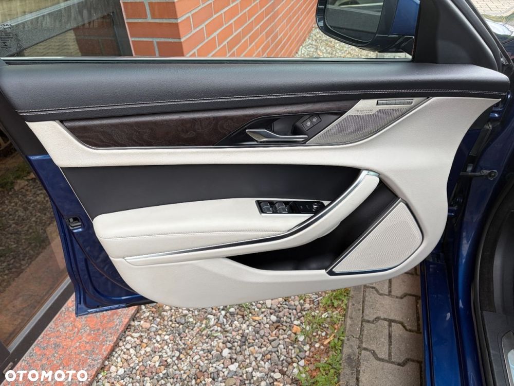 Jaguar XF 2.0 P300 AWD R-Dynamic S - 26