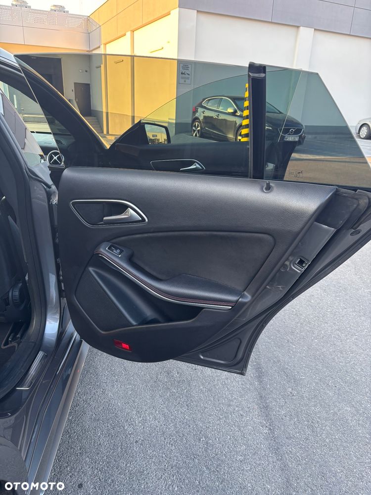 Mercedes-Benz CLA 220 4-Matic AMG Line - 16