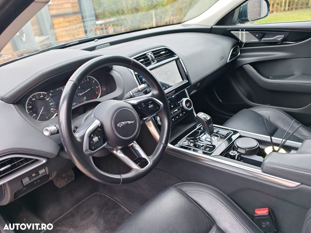 Jaguar XE P250 RWD Standard S - 11