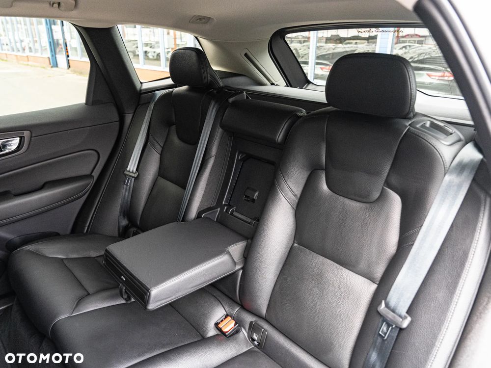 Volvo XC 60 B4 B Plus Dark - 28