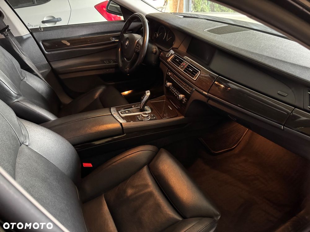 BMW Seria 7 740i - 4
