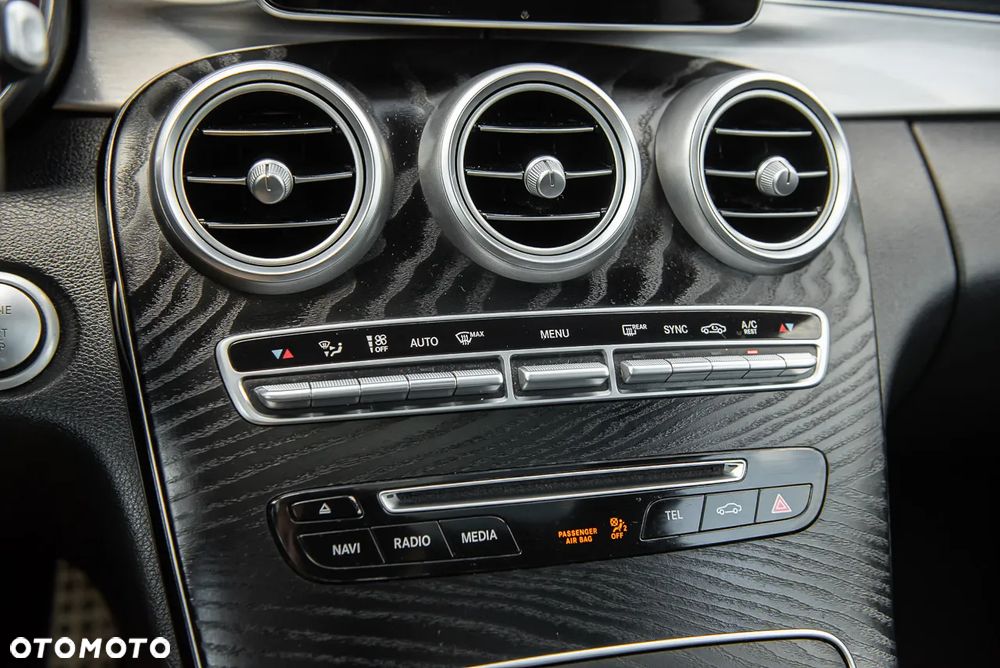 Mercedes-Benz Klasa C 200 4Matic 9G-TRONIC AMG Line - 27