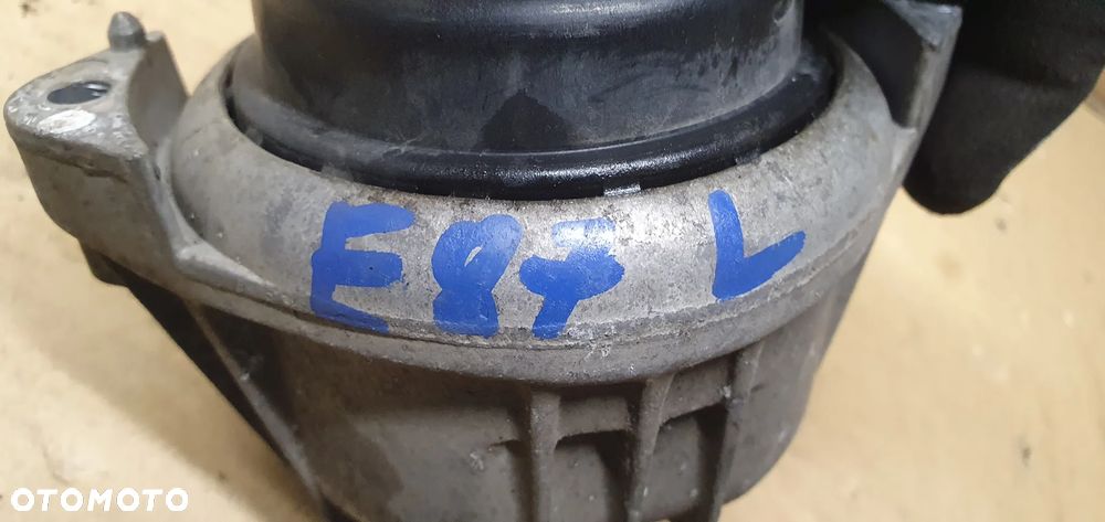 Łapa poduszka silnika prawa lewa BMW I E81 E87 2.0i 13981112 - 10