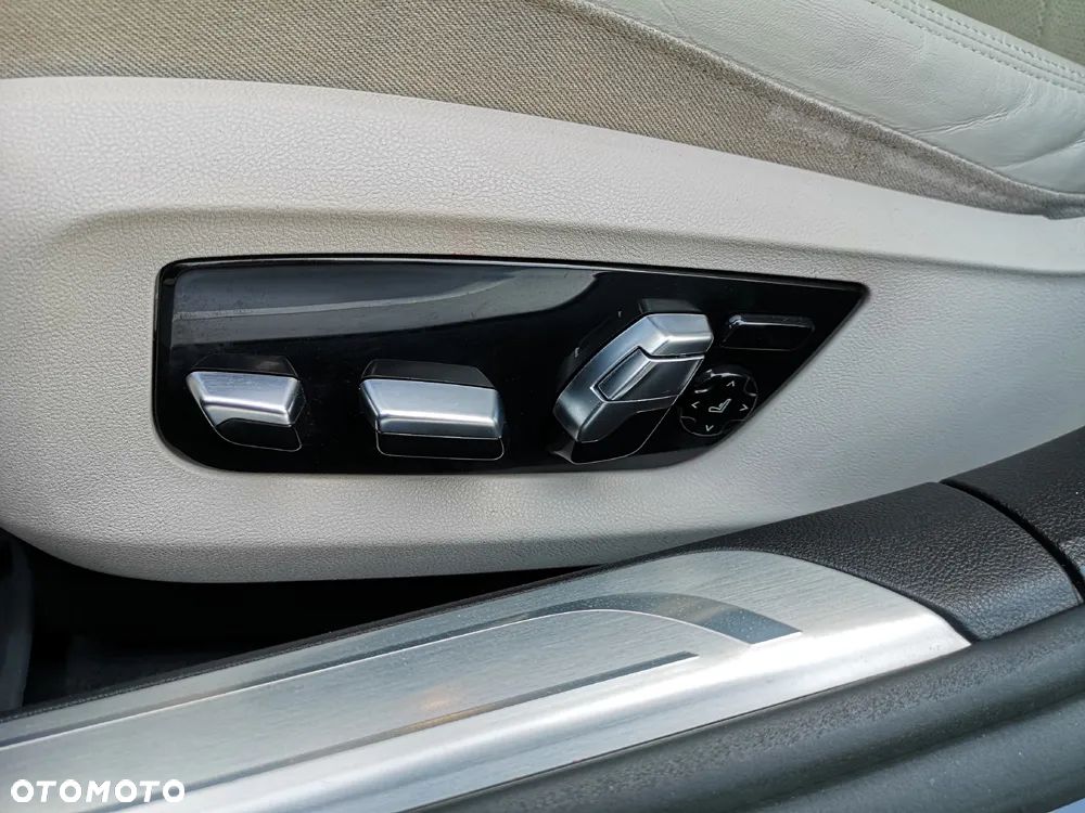 BMW Seria 7 750i xDrive sport - 32