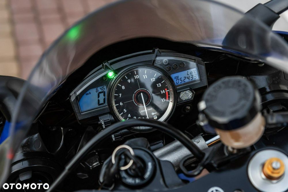 Yamaha R1 - 10