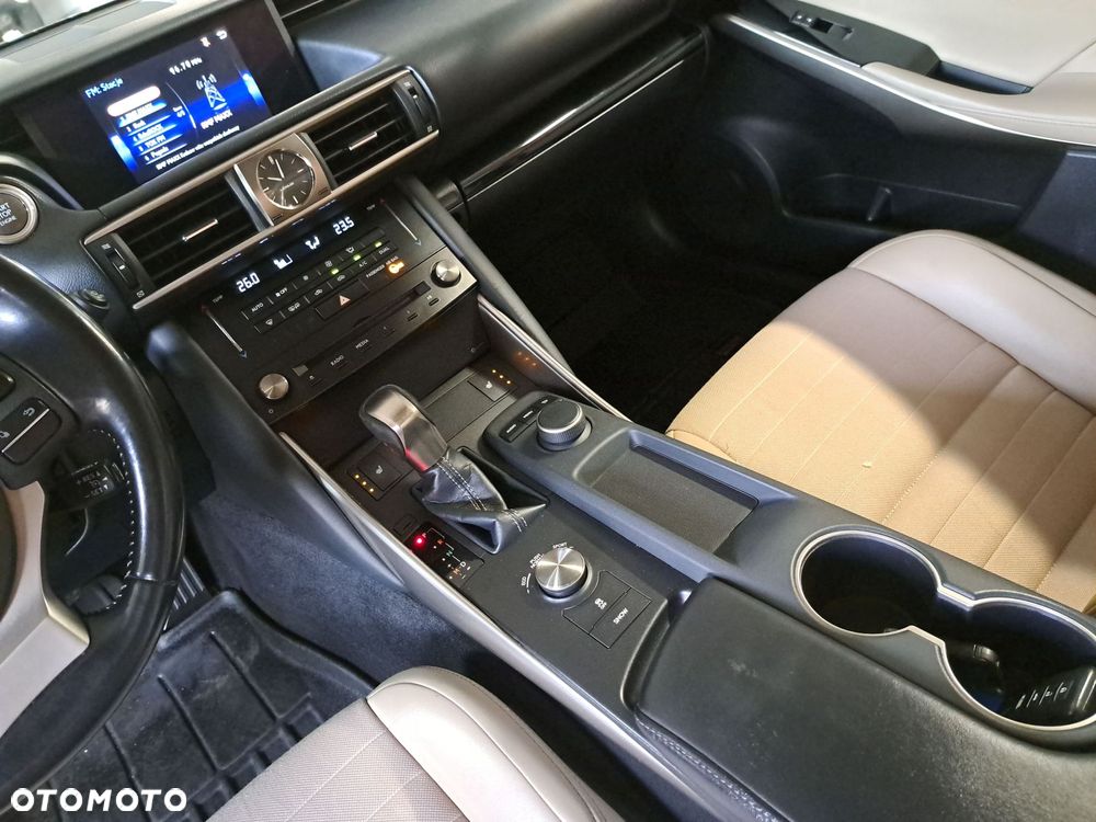 Lexus IS - 27
