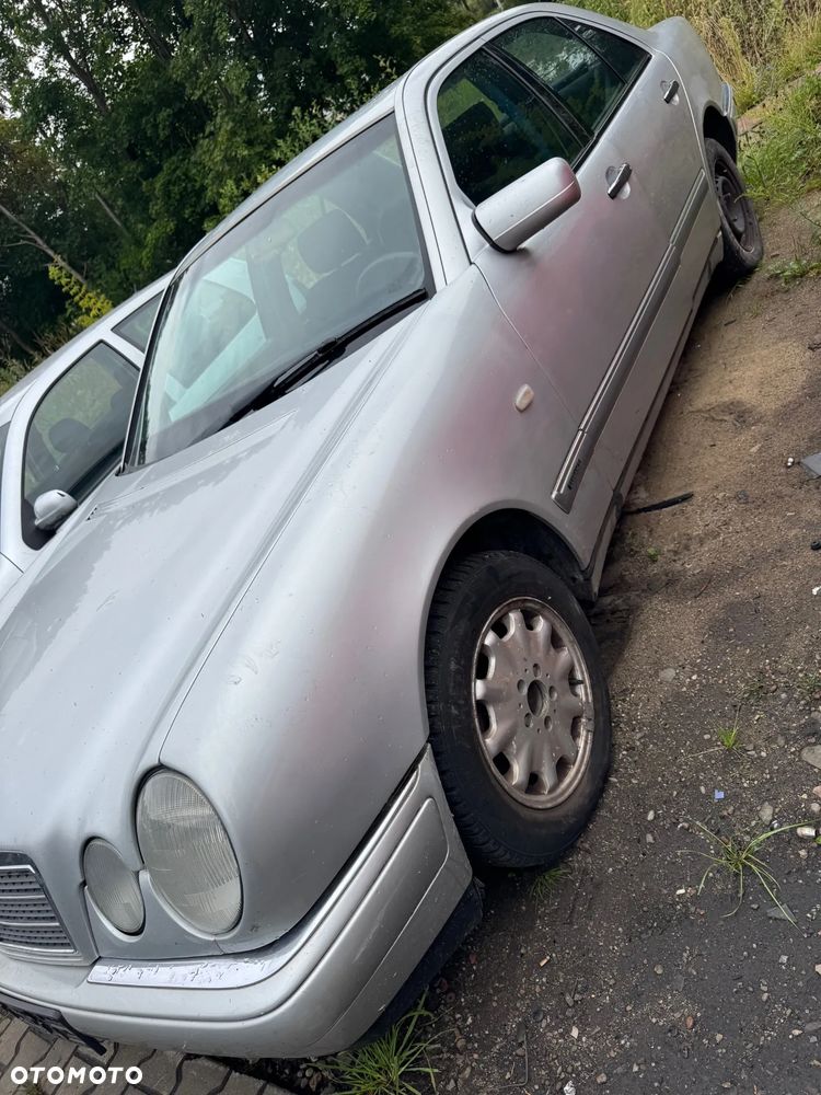 Mercedes-Benz E 210 na części - 2