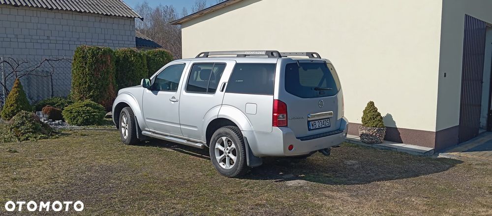 Nissan Pathfinder 2.5 D SE - 3
