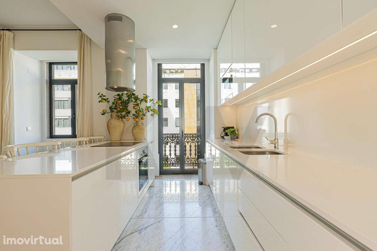 Apartamento T2 com Garagem e Varandas junto à Avenida da Liberdade - Grande imagem: 3/46