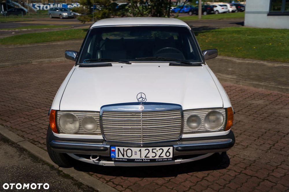 Mercedes-Benz W123 1978 photo 3
