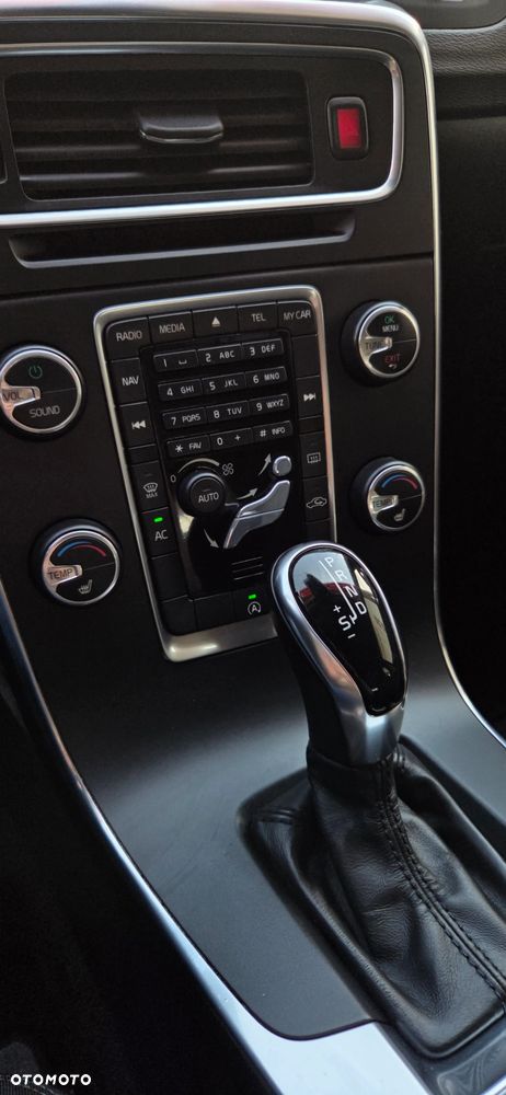 Volvo V60 D4 Geartronic Momentum - 28