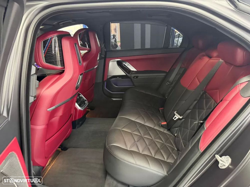 BMW i7 eDrive50 Pack Desportivo M - 35