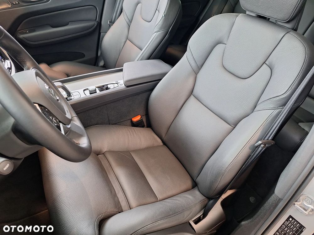 Volvo XC 60 T6 Plug-In Hybrid AWD Plus Dark - 18