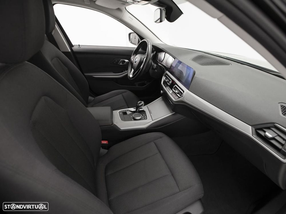BMW 330 e Corporate Edition Auto — fotografia 12